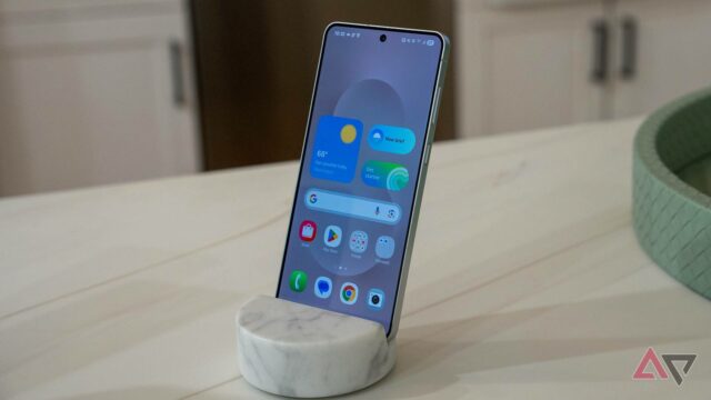 Esses dispositivos Samsung ficaram mais caros e não são os Galaxy Z Flip 7 cercado por flores rosa