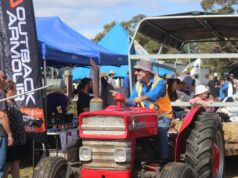 Esses tratores de meados do século 20 ganharam vida em ‘Lights on the Hill’ Esses tratores de meados do século 20 ganharam vida em 'Lights on the Hill'