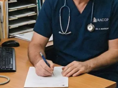 Esta ferramenta de IA está chegando a um consultório médico perto de você. Ele afirma que resolverá a queixa mais comum do GP As pessoas sentam-se na sala de espera do médico. Uma mulher olha um folheto médico e um homem usa seu smartphone para fazer uma ligação.