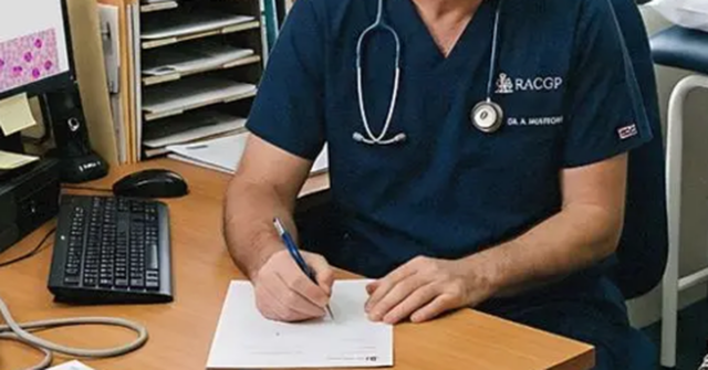 As pessoas sentam-se na sala de espera do médico. Uma mulher olha um folheto médico e um homem usa seu smartphone para fazer uma ligação.