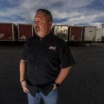 MONTEBELLO, CA - 3 DE ABRIL DE 2026: Greg Dubuque, gerente geral da Liberty Linehaul West, um tucker de terceira geração, que opera 40 caminhões, está sentindo a dor dos altos preços dos combustíveis em 3 de abril de 2026 em Montebello, CA. O aumento do custo do combustível está esmagando os caminhoneiros de pequenas frotas na Califórnia, que estão pagando 30% mais em custos de gasolina.(Gina Ferazzi/Los Angeles Times)