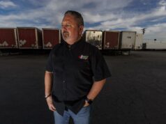 ‘Está matando tudo.’ Os caminhoneiros da Califórnia estão cedendo ao diesel mais caro do país MONTEBELLO, CA - 3 DE ABRIL DE 2026: Greg Dubuque, gerente geral da Liberty Linehaul West, um tucker de terceira geração, que opera 40 caminhões, está sentindo a dor dos altos preços dos combustíveis em 3 de abril de 2026 em Montebello, CA. O aumento do custo do combustível está esmagando os caminhoneiros de pequenas frotas na Califórnia, que estão pagando 30% mais em custos de gasolina.(Gina Ferazzi/Los Angeles Times)