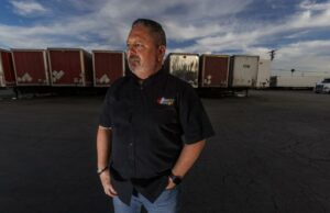 ‘Está matando tudo.’ Os caminhoneiros da Califórnia estão cedendo ao diesel mais caro do país MONTEBELLO, CA - 3 DE ABRIL DE 2026: Greg Dubuque, gerente geral da Liberty Linehaul West, um tucker de terceira geração, que opera 40 caminhões, está sentindo a dor dos altos preços dos combustíveis em 3 de abril de 2026 em Montebello, CA. O aumento do custo do combustível está esmagando os caminhoneiros de pequenas frotas na Califórnia, que estão pagando 30% mais em custos de gasolina.(Gina Ferazzi/Los Angeles Times)