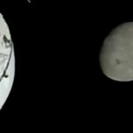 A lua é vista na janela da espaçonave Orion, em fotografia tirada pela tripulação do Artemis II.