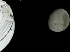 ‘Está me surpreendendo’: os astronautas do Artemis II já voaram mais longe do que qualquer ser humano A lua é vista na janela da espaçonave Orion, em fotografia tirada pela tripulação do Artemis II.