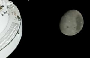 ‘Está me surpreendendo’: os astronautas do Artemis II já voaram mais longe do que qualquer ser humano A lua é vista na janela da espaçonave Orion, em fotografia tirada pela tripulação do Artemis II.