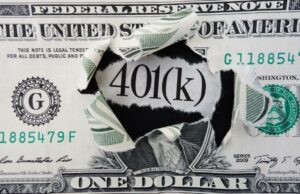 Está pensando em sacar seu 401 (k) para pagar o IRS? Leia isto primeiro Sinalização para o edifício fiscal do IRS em Washington DC