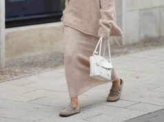 Esta tendência inesperada de calçados de primavera está em toda parte – e é tão confortável Katie Holmes participa do