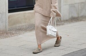 Esta tendência inesperada de calçados de primavera está em toda parte – e é tão confortável Katie Holmes participa do