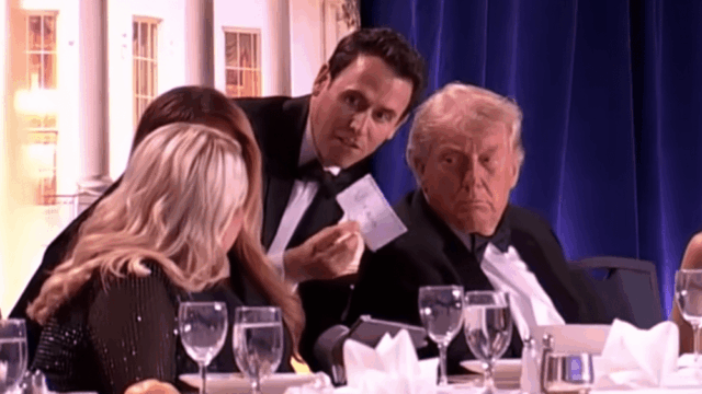 'Estamos prestes a morrer?': O apresentador Oz Pearlman estava logo atrás de Trump quando um atirador invadiu o jantar dos correspondentes na Casa Branca
