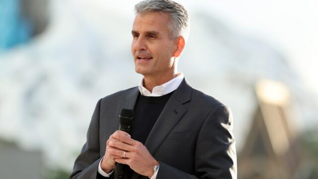 Estão em andamento demissões de 1.000 funcionários da Disney; O Estão em andamento demissões de 1.000 funcionários da Disney; O CEO Josh D'Amaro afirma que os cortes 'simplificarão' as operações: 'Eu sei que isso é difícil'