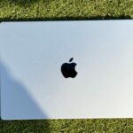 M5 MacBook Pro fora tocando grama - arin