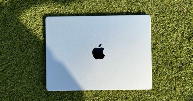 M5 MacBook Pro fora tocando grama - arin