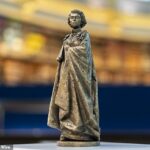 Um memorial nacional em homenagem à Rainha Elizabeth II contará com uma estátua da falecida monarca quando jovem, em suas vestes da Jarreteira. Na foto: um modelo da estátua