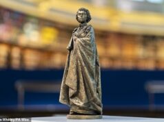 Estátua da Rainha Elizabeth II para memorial nacional em Londres é inaugurada mostrando a falecida monarca como uma jovem em suas vestes da Jarreteira Um memorial nacional em homenagem à Rainha Elizabeth II contará com uma estátua da falecida monarca quando jovem, em suas vestes da Jarreteira. Na foto: um modelo da estátua