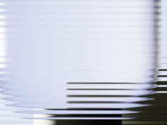 Este boato sobre o 20º aniversário do iPhone é especulativo, mas persuasivo Este boato sobre o 20º aniversário do iPhone é especulativo, mas persuasivo | A imagem mostra um visual abstrato de vidro