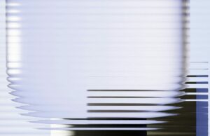 Este boato sobre o 20º aniversário do iPhone é especulativo, mas persuasivo Este boato sobre o 20º aniversário do iPhone é especulativo, mas persuasivo | A imagem mostra um visual abstrato de vidro