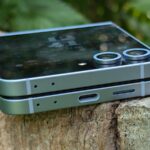 Renderização do Galaxy Z Flip 6 em amarelo contra fundo branco.