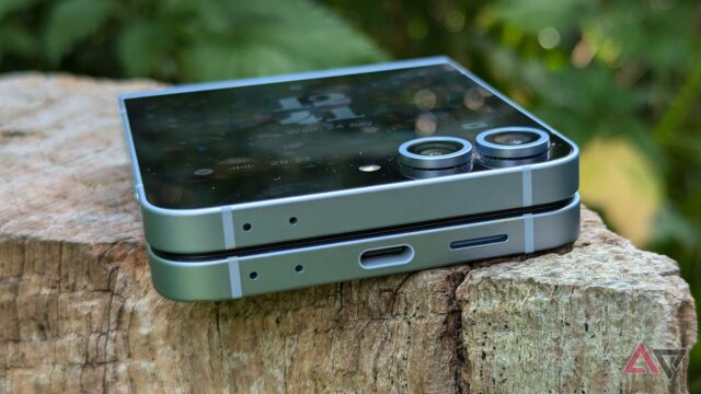 Renderização do Galaxy Z Flip 6 em amarelo contra fundo branco.