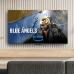 Uma smart TV montada na parede com uma tela inicial do Google TV ao lado de várias caixas de streaming