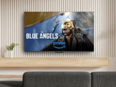 Este enorme Google TV de 85 polegadas caiu para US$ 680 Uma smart TV montada na parede com uma tela inicial do Google TV ao lado de várias caixas de streaming