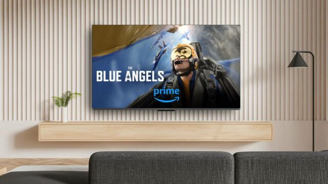 Uma smart TV montada na parede com uma tela inicial do Google TV ao lado de várias caixas de streaming