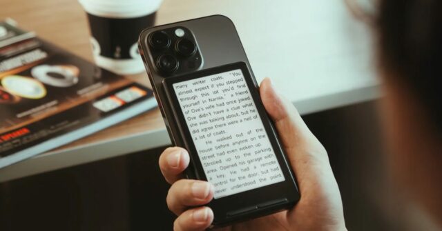 Este minúsculo novo e-reader MagSafe se conecta diretamente ao seu iPhone
