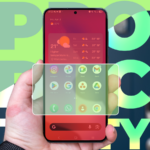 Um homem parado ao lado de um smartphone gigante com um balde e um esfregão em um fundo azul.