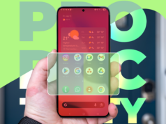 Este simples hack de produtividade supera qualquer ferramenta de organizador Um homem parado ao lado de um smartphone gigante com um balde e um esfregão em um fundo azul.