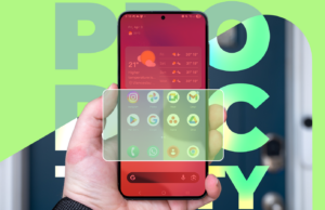 Este simples hack de produtividade supera qualquer ferramenta de organizador Um homem parado ao lado de um smartphone gigante com um balde e um esfregão em um fundo azul.