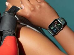 Este smartwatch da Motorola combina um design elegante com recursos poderosos, oferecendo 16 dias de duração da bateria e custa apenas US$ 100 Pessoa usando Moto Watch Fit