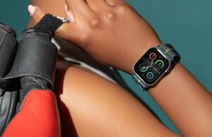 Este smartwatch da Motorola combina um design elegante com recursos poderosos, oferecendo 16 dias de duração da bateria e custa apenas US$ 100 Pessoa usando Moto Watch Fit