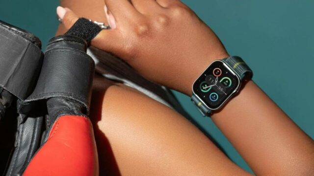 Pessoa usando Moto Watch Fit