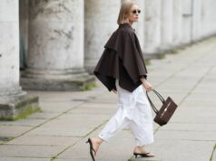 Estes ‘sapatos da vovó’ voltaram como o estilo mais quente da primavera HAMBURGO, ALEMANHA - 17 DE AGOSTO: Laura Noltemeyer é vista vestindo um suéter de malha texturizado grande e solto em bege da Aylin Koenig; estilizado por baixo com um vestido plissado metálico transparente da H&M; combinado com mocassins de camurça cinza da Birkenstock. Ela está carregando uma bolsa Hermès estruturada esbranquiçada com detalhes e alças em couro marrom escuro; complementado com óculos de sol retangulares pretos de acetato da Saint Laurent; o cabelo é repartido ao meio e penteado em um rabo de cavalo baixo e elegante em 17 de agosto de 2025 em Hamburgo, Alemanha. (Foto de Moritz Scholz/Getty Images)