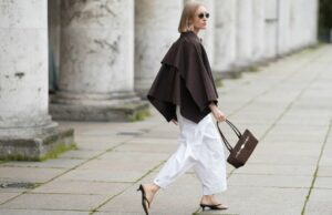 Estes ‘sapatos da vovó’ voltaram como o estilo mais quente da primavera HAMBURGO, ALEMANHA - 17 DE AGOSTO: Laura Noltemeyer é vista vestindo um suéter de malha texturizado grande e solto em bege da Aylin Koenig; estilizado por baixo com um vestido plissado metálico transparente da H&M; combinado com mocassins de camurça cinza da Birkenstock. Ela está carregando uma bolsa Hermès estruturada esbranquiçada com detalhes e alças em couro marrom escuro; complementado com óculos de sol retangulares pretos de acetato da Saint Laurent; o cabelo é repartido ao meio e penteado em um rabo de cavalo baixo e elegante em 17 de agosto de 2025 em Hamburgo, Alemanha. (Foto de Moritz Scholz/Getty Images)