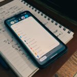 Google Pixel 10 Pro XL mostrando a parte traseira do telefone acesa com algumas luzes inteligentes