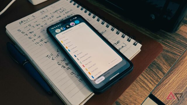 Google Pixel 10 Pro XL mostrando a parte traseira do telefone acesa com algumas luzes inteligentes 
