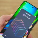 Ilustração de um chip de IA e uma cabeça de robô sobre a tela de um telefone Android