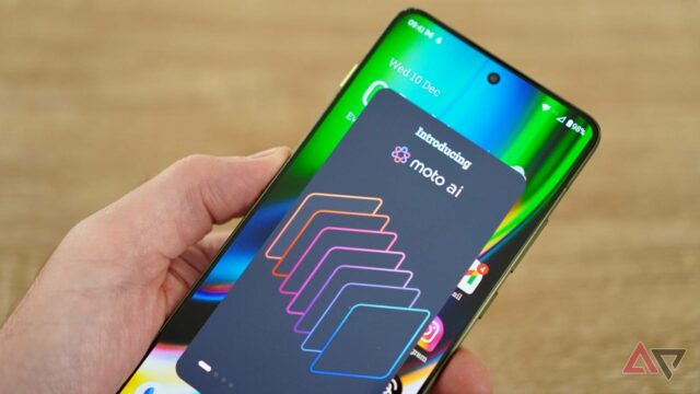 Estou convencido de que smartphones sem IA serão a próxima Ilustração de um chip de IA e uma cabeça de robô sobre a tela de um telefone Android