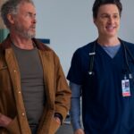 Estrela de 'Scrubs' John C. McGinley sobre a crise de saúde do Dr. Cox, como isso muda sua dinâmica com JD e se ele estará de volta para a segunda temporada
