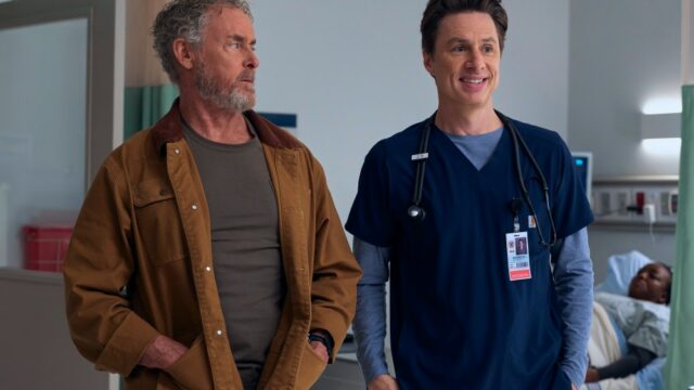 Estrela de 'Scrubs' John C. McGinley sobre a crise de saúde do Dr. Cox, como isso muda sua dinâmica com JD e se ele estará de volta para a segunda temporada
