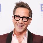 Estrela de 'The Comeback' Dan Bucatinsky sobre por que o programa não toma partido na IA e a realidade da redução dos orçamentos de TV: 'Não somos “euforia”'