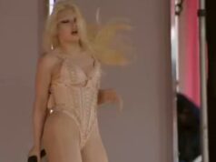 Estrela do Coachella sofre mau funcionamento do guarda-roupa antes de sair correndo do palco Cobrah se apresentando ao vivo com defeito no guarda-roupa, segurando um microfone.