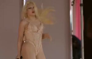 Estrela do Coachella sofre mau funcionamento do guarda-roupa antes de sair correndo do palco Cobrah se apresentando ao vivo com defeito no guarda-roupa, segurando um microfone.