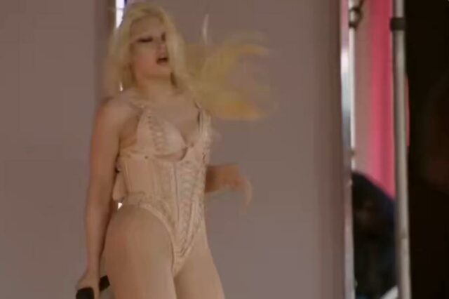 Estrela do Coachella sofre mau funcionamento do guarda-roupa antes de Cobrah se apresentando ao vivo com defeito no guarda-roupa, segurando um microfone.