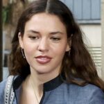 Em uma captura de tela tirada de um vídeo, Rebel Wilson chega ao Tribunal Federal da Austrália, em Sydney, segunda-feira, 20 de abril de 2026.