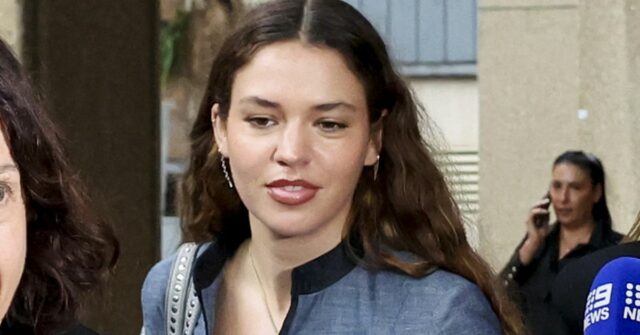 Em uma captura de tela tirada de um vídeo, Rebel Wilson chega ao Tribunal Federal da Austrália, em Sydney, segunda-feira, 20 de abril de 2026.