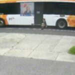 Estudante de Melbourne sendo arrastado por ônibus