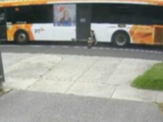 Estudante de Melbourne fica preso nas portas do ônibus e é arrastado pela estrada Estudante de Melbourne sendo arrastado por ônibus