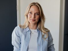 Eu construí uma ferramenta de IA para imitar meu trabalho. Ajudou a criar uma renda passiva com meu negócio solo. Júlia Starr